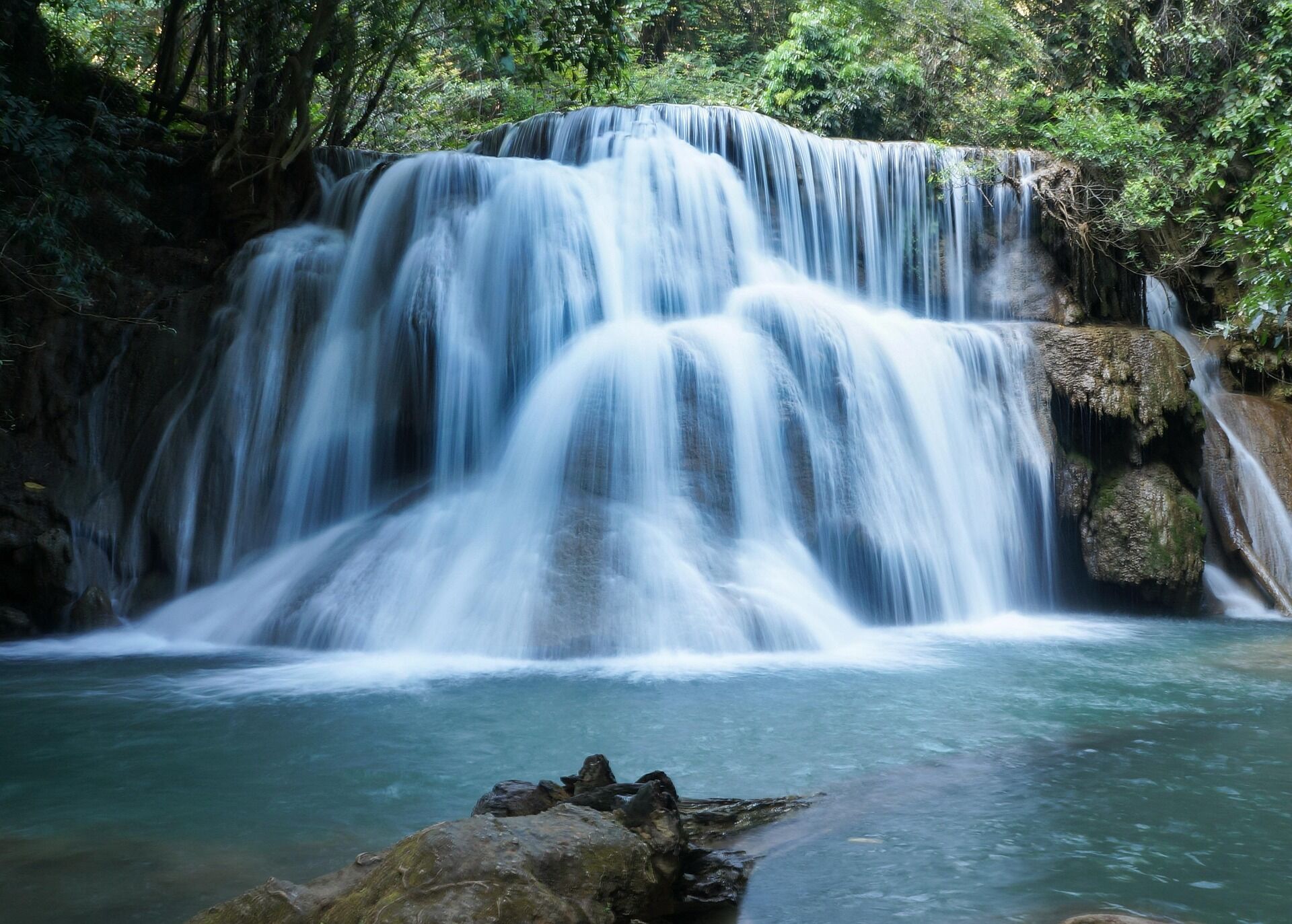 Capture the authentic charm of Mae Klong’s lush scene
